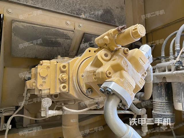 液压泵舱室正面整体（整机外观）