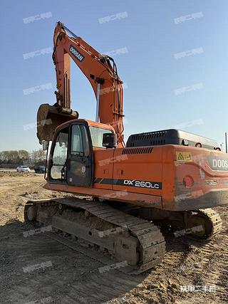 斗山DX260LC挖掘机