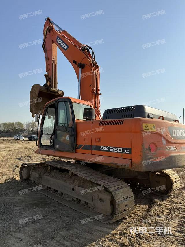 斗山DX260LC挖掘机