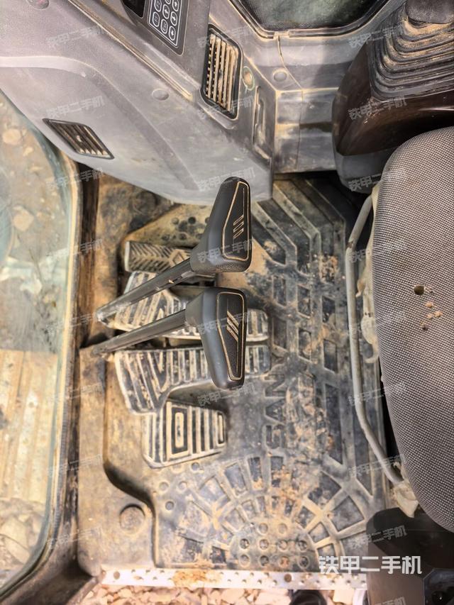 行走控制手柄和踏板?俯拍（駕駛室部分）