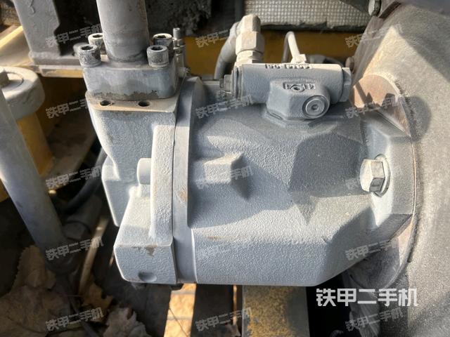 液压泵舱室正面整体（整机外观）