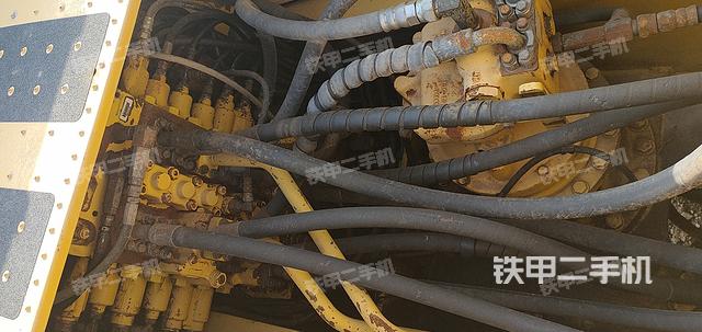 回转马达和主控阀（整机外观）