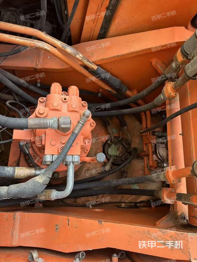 回转马达和主控阀（整机外观）