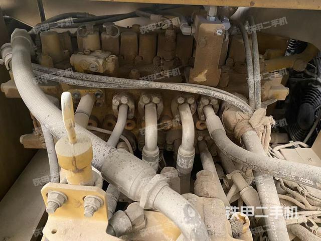 回转马达和主控阀（整机外观）