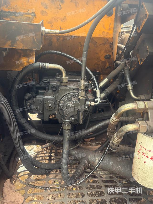 液压泵舱室正面整体（整机外观）