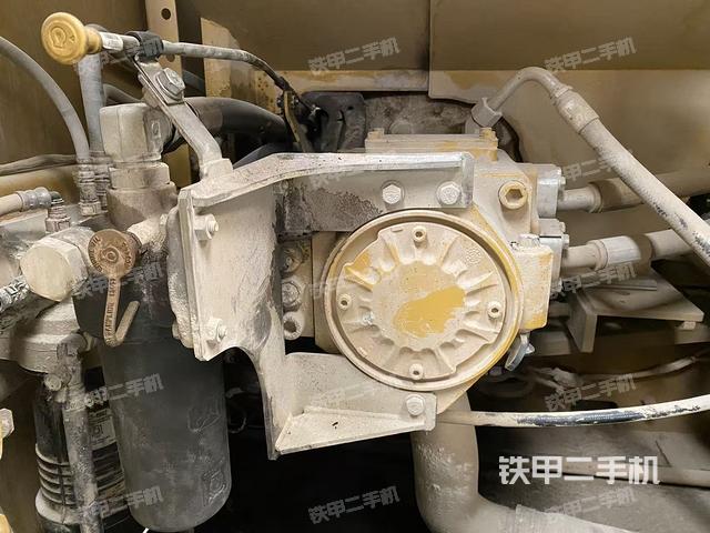 液压泵舱室正面整体（整机外观）