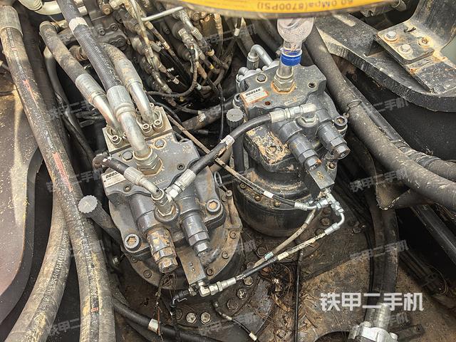 回轉(zhuǎn)馬達(dá)和主控閥（整機(jī)外觀）