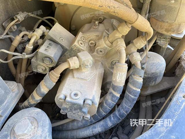 液压泵舱室正面整体（整机外观）