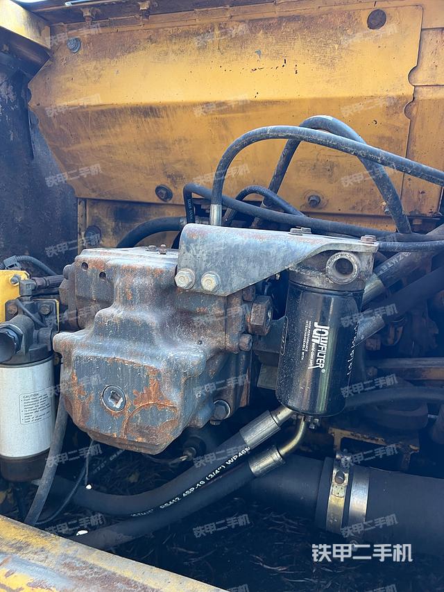 液压泵舱室正面整体（整机外观）