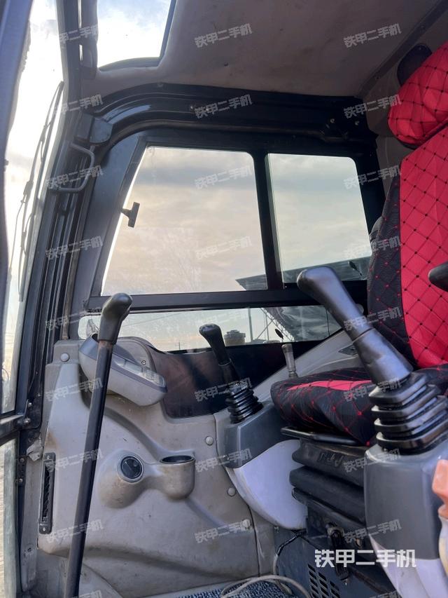 驾驶室顶部（整机外观）