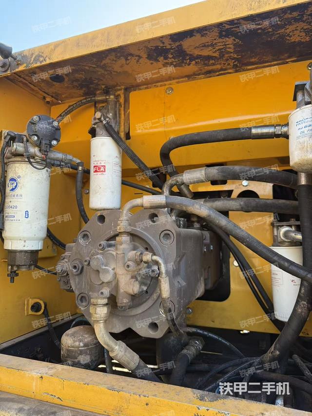 液压泵舱室正面整体（整机外观）