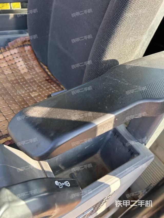 座椅左侧控制台/音响/含左手柄（驾驶室部分）