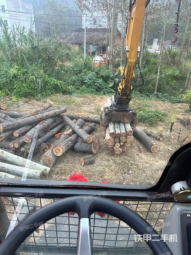 液压泵舱室正面整体（整机外观）