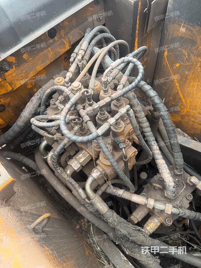 回转马达和主控阀（整机外观）