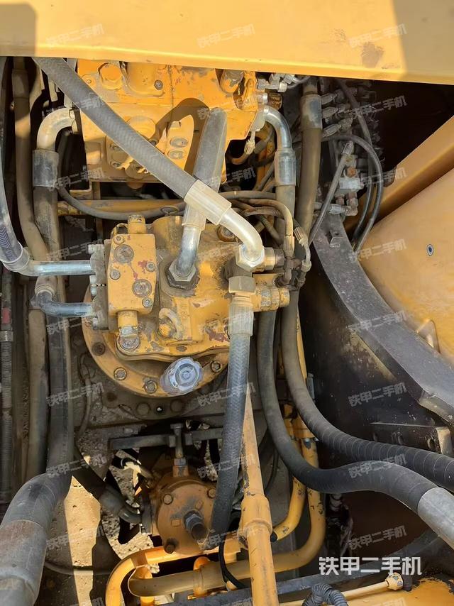 回转马达和主控阀（整机外观）