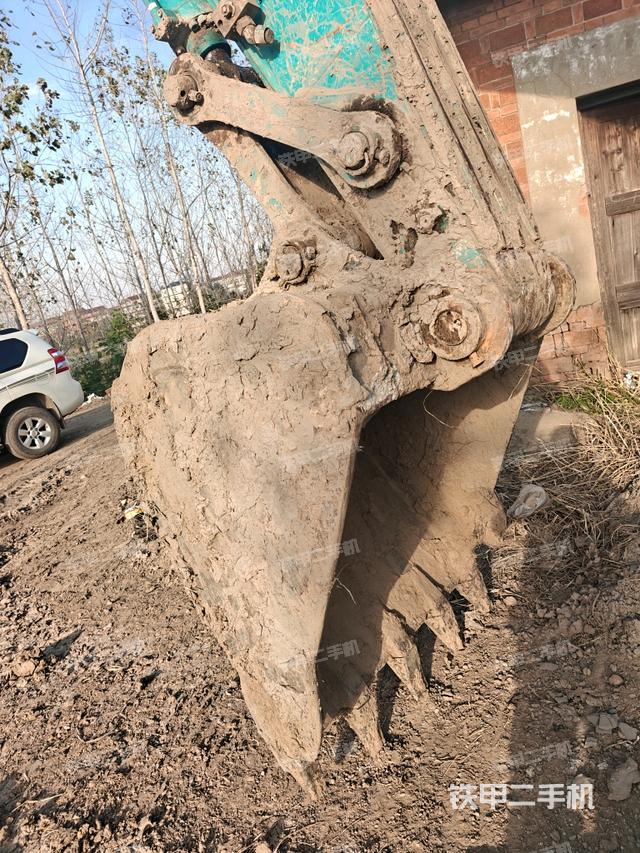 大臂油缸整体 竖拍（工作和回转装置）