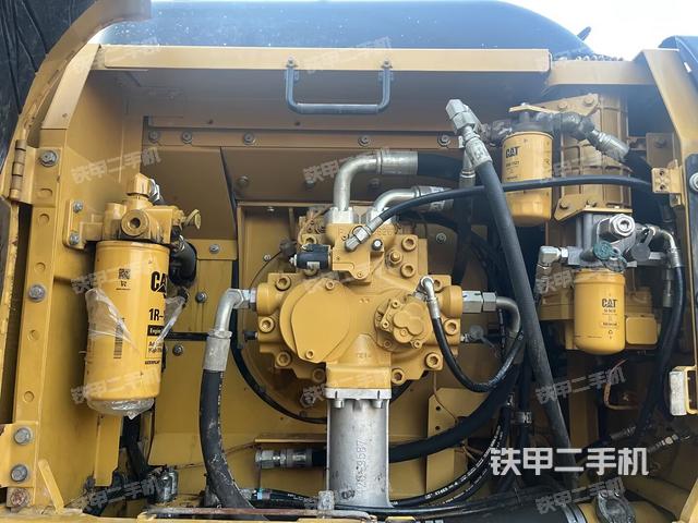 液压泵舱室正面整体（整机外观）