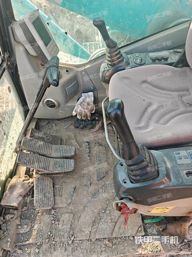 行走控制手柄和踏板 俯拍（驾驶室部分）