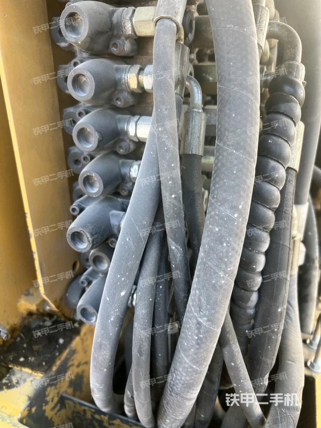 回转马达和主控阀（整机外观）