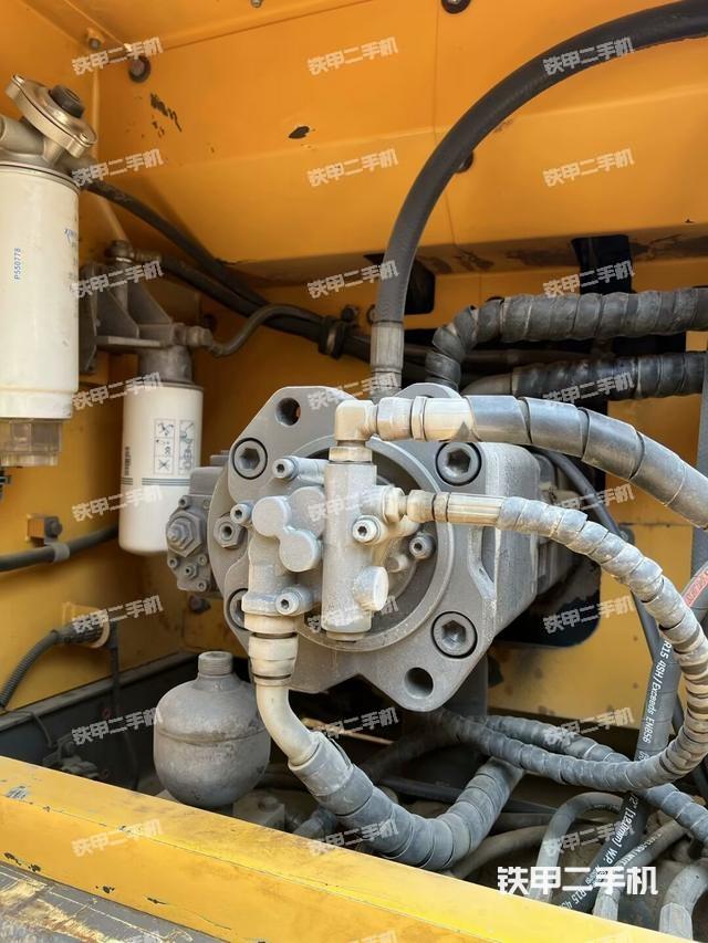 液压泵舱室正面整体（整机外观）