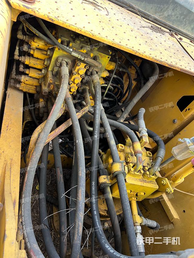 回转马达和主控阀（整机外观）