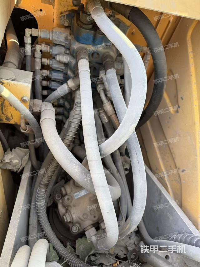 回转马达和主控阀（整机外观）