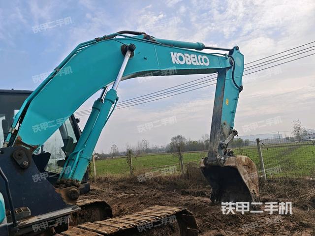 大臂油缸整体 竖拍（工作和回转装置）