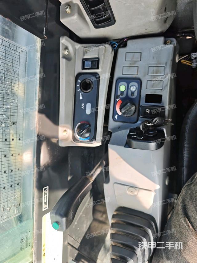 座椅右侧控制台/钥匙门/油门/含右手柄（驾驶室部分）