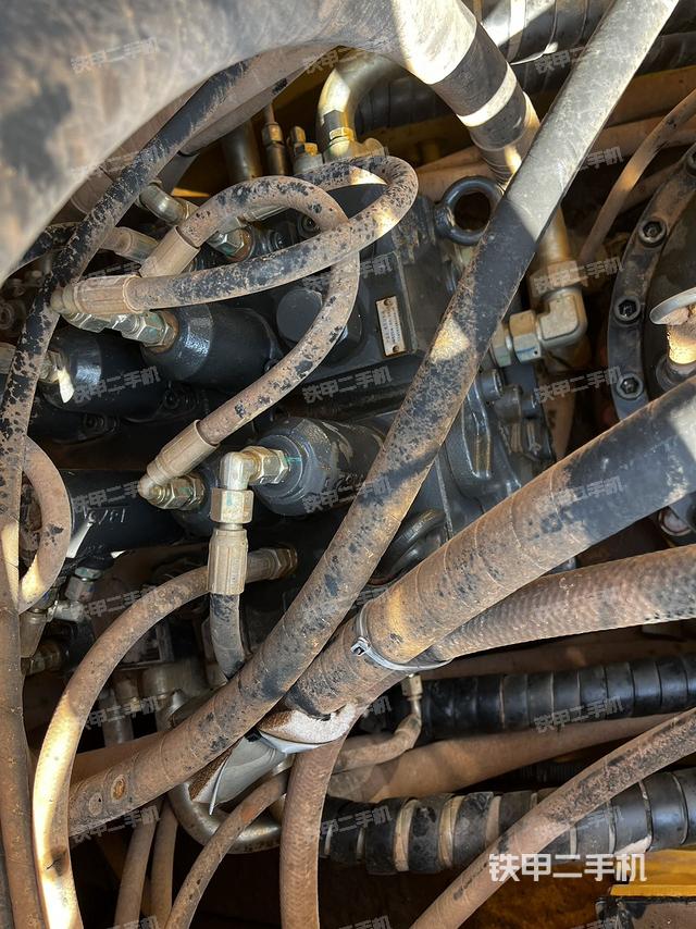 回转马达和主控阀（整机外观）