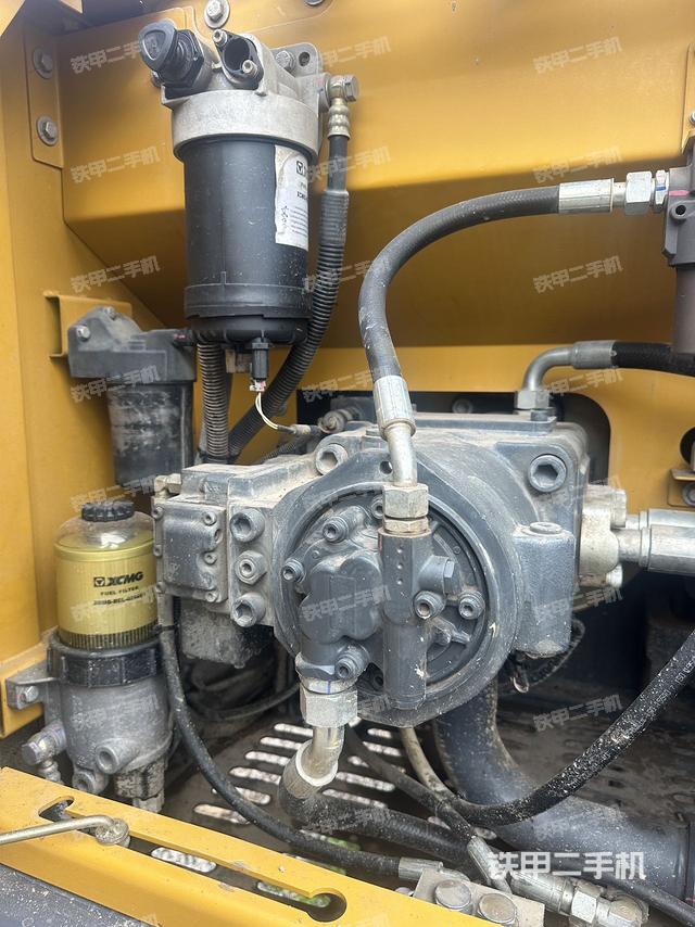 液压泵舱室正面整体（整机外观）