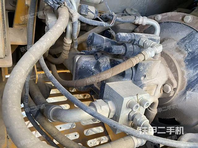 液压泵舱室正面整体（整机外观）