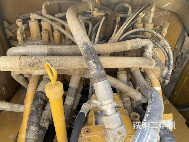 回轉(zhuǎn)馬達(dá)和主控閥（整機(jī)外觀）