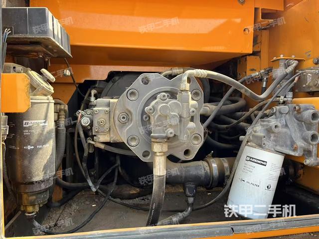 液压泵舱室正面整体（整机外观）