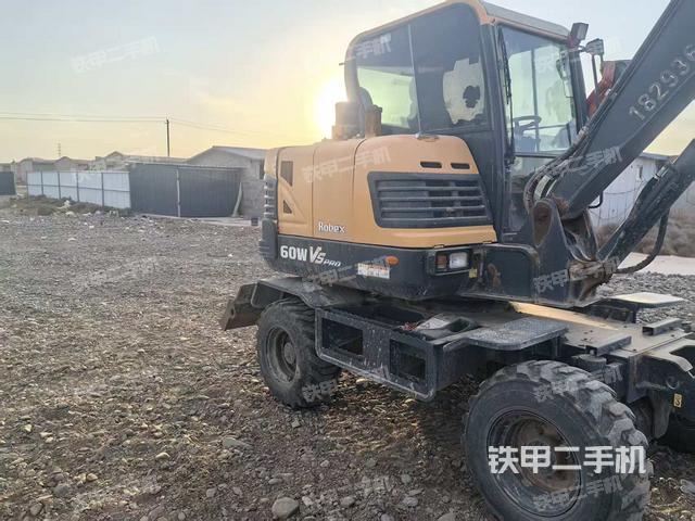 回转马达和主控阀（整机外观）