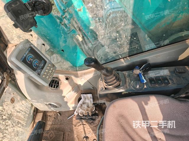 座椅左侧控制台/音响/含左手柄（驾驶室部分）