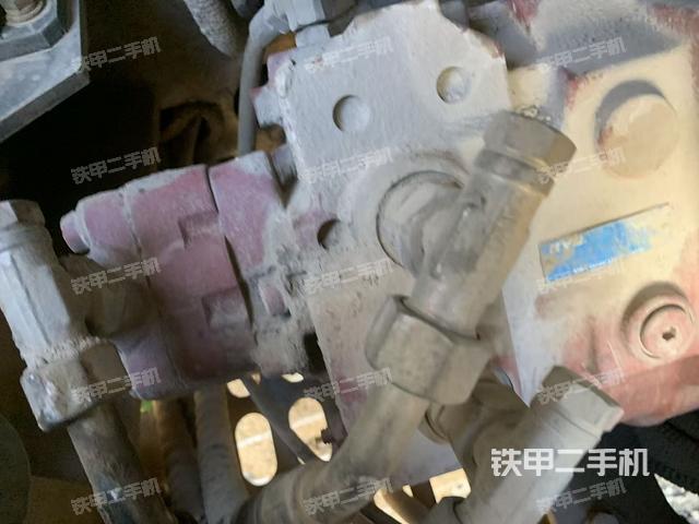 液压泵舱室正面整体（整机外观）