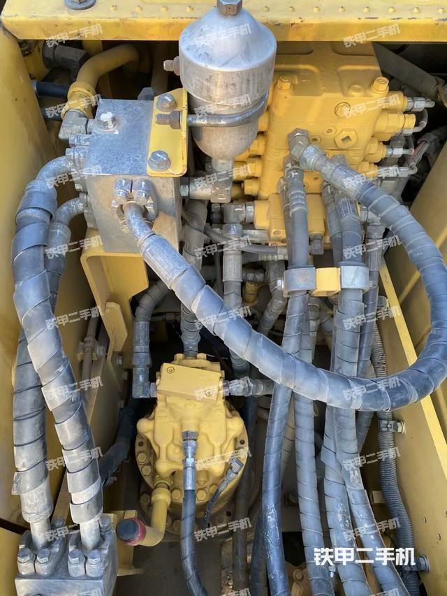 回转马达和主控阀（整机外观）