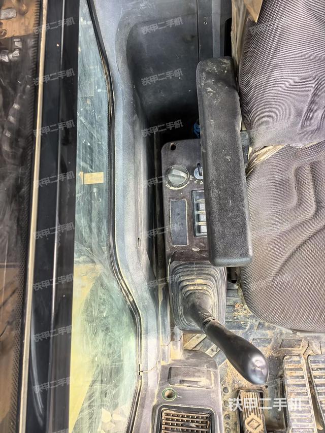 座椅右側(cè)控制臺(tái)/鑰匙門(mén)/油門(mén)/含右手柄（駕駛室部分）