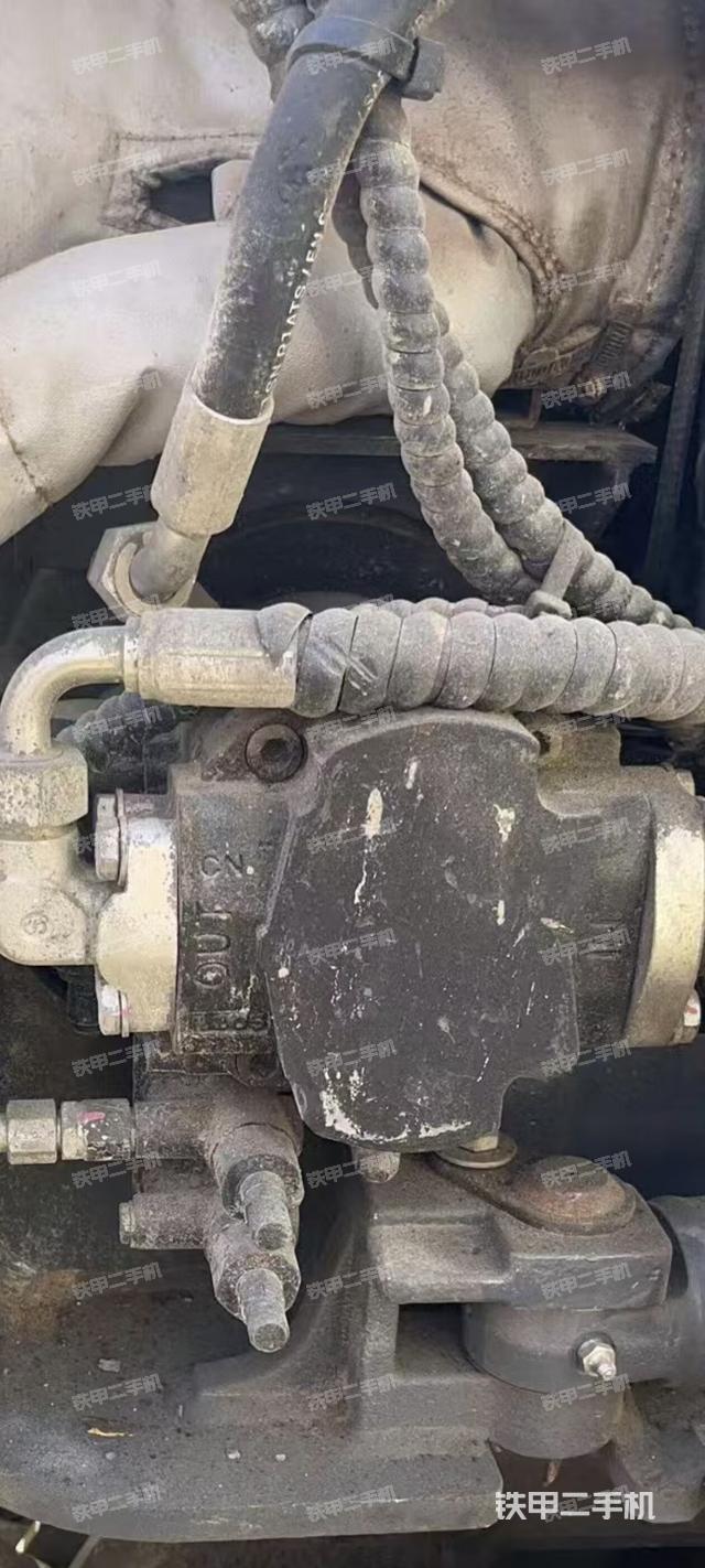 液压泵舱室正面整体（整机外观）