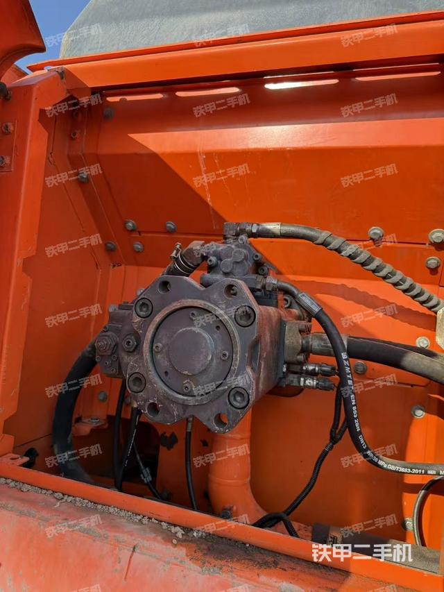 液压泵舱室正面整体（整机外观）