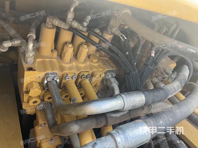 回转马达和主控阀（整机外观）