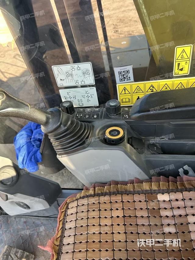 座椅右侧控制台/钥匙门/油门/含右手柄（驾驶室部分）