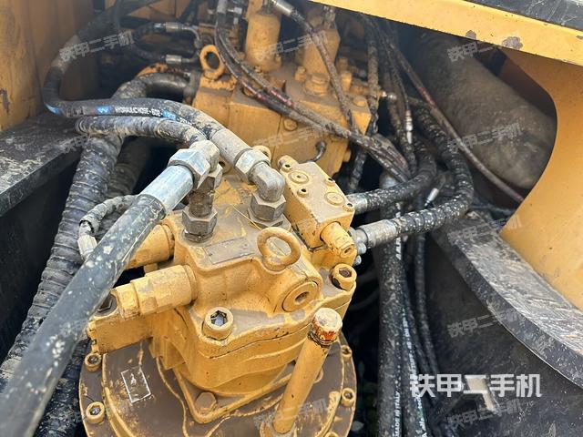 回转马达和主控阀（整机外观）