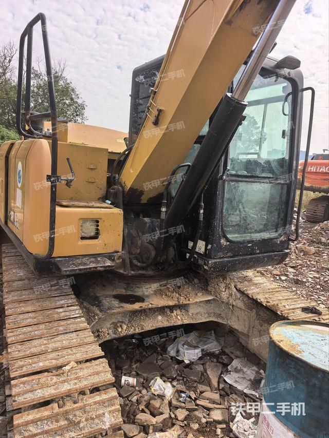 轉(zhuǎn)盤(pán)和下車(chē)架正前（工作和回轉(zhuǎn)裝置）