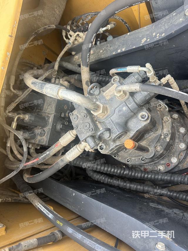 回转马达和主控阀（整机外观）