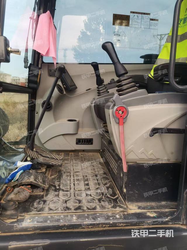 驾驶室顶部（整机外观）