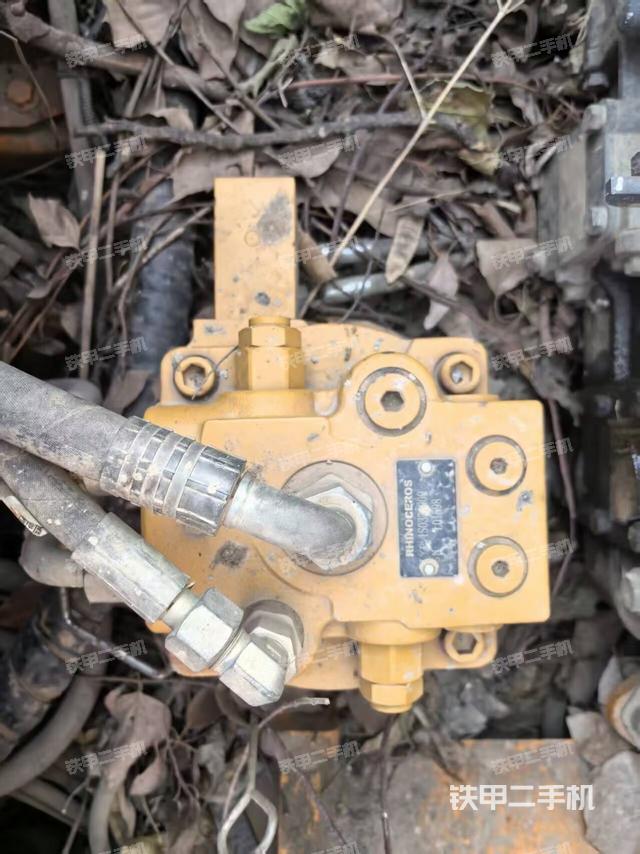 回转马达和主控阀（整机外观）