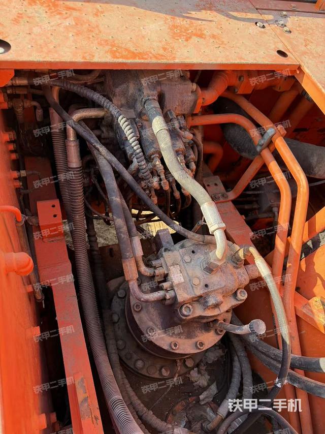 回转马达和主控阀（整机外观）