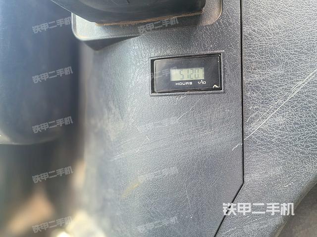 液压泵舱室正面整体（整机外观）