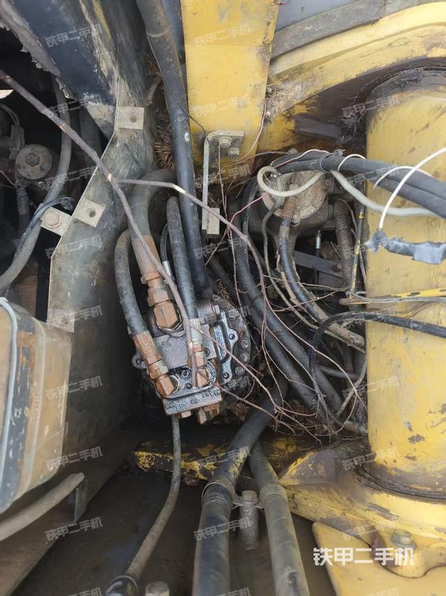 回转马达和主控阀（整机外观）